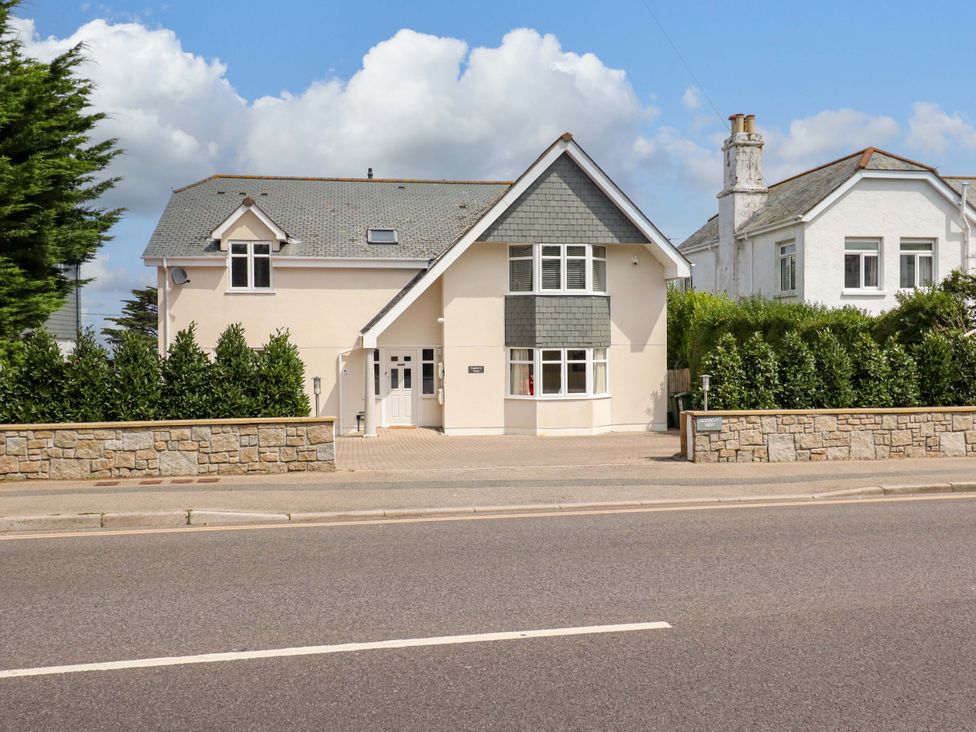 A house with a driveway and garden at Sea Breeze in Carbis Bay
