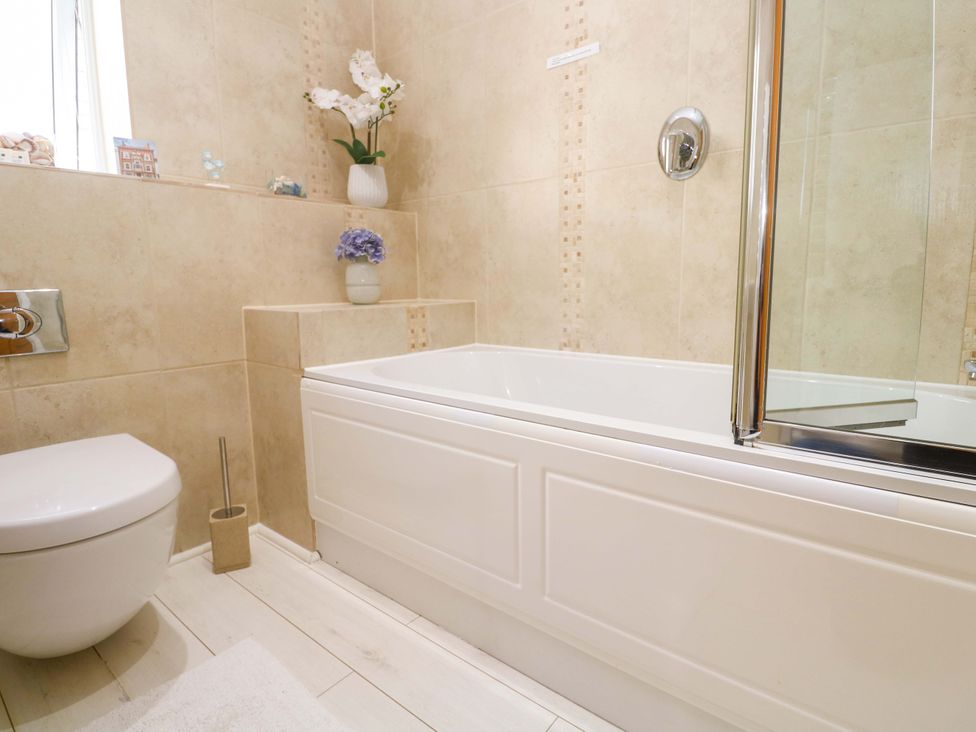 A bathroom with a bathtub, toilet, and sink at Sea Breeze in Carbis Bay