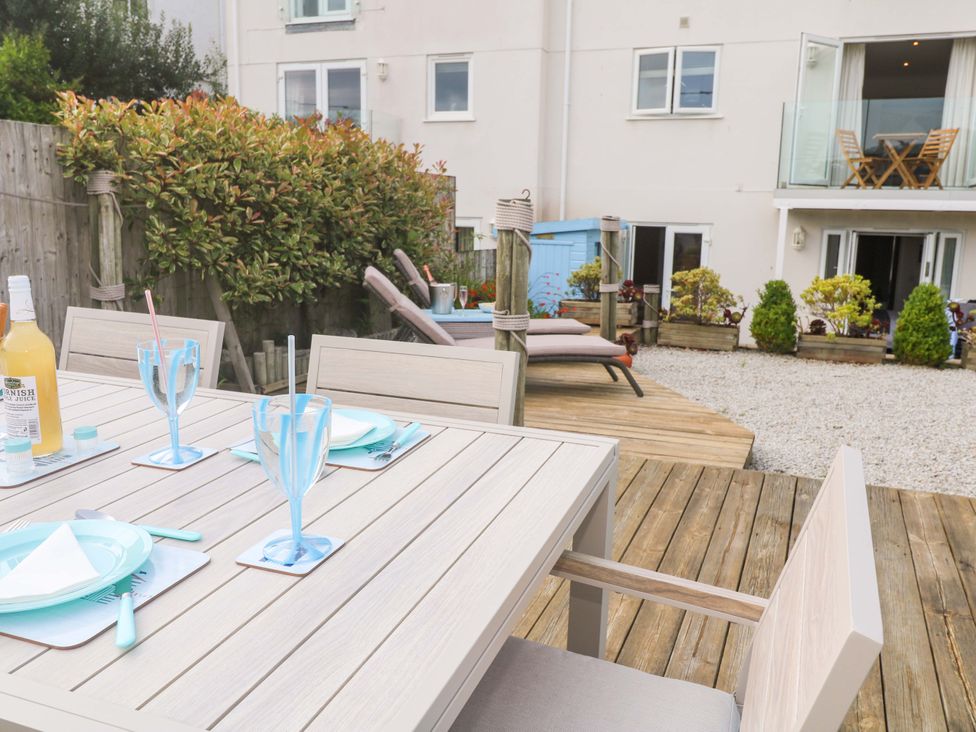 A garden dining area with table and chairs at Sea Breeze in Carbis Bay