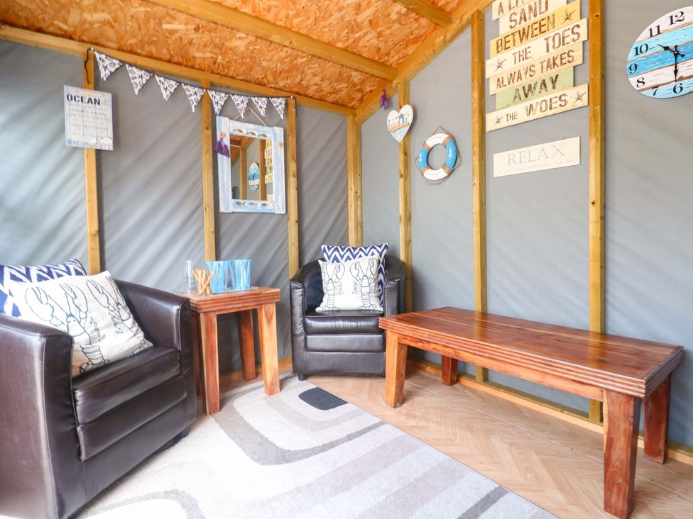 A snug room with chairs and a table at Sea Breeze in Carbis Bay