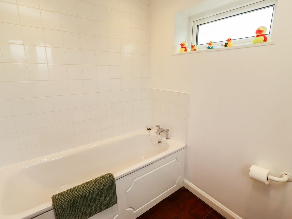 A bathroom with a bathtub and rubber ducks at ASTA COTTAGE in Cresswell