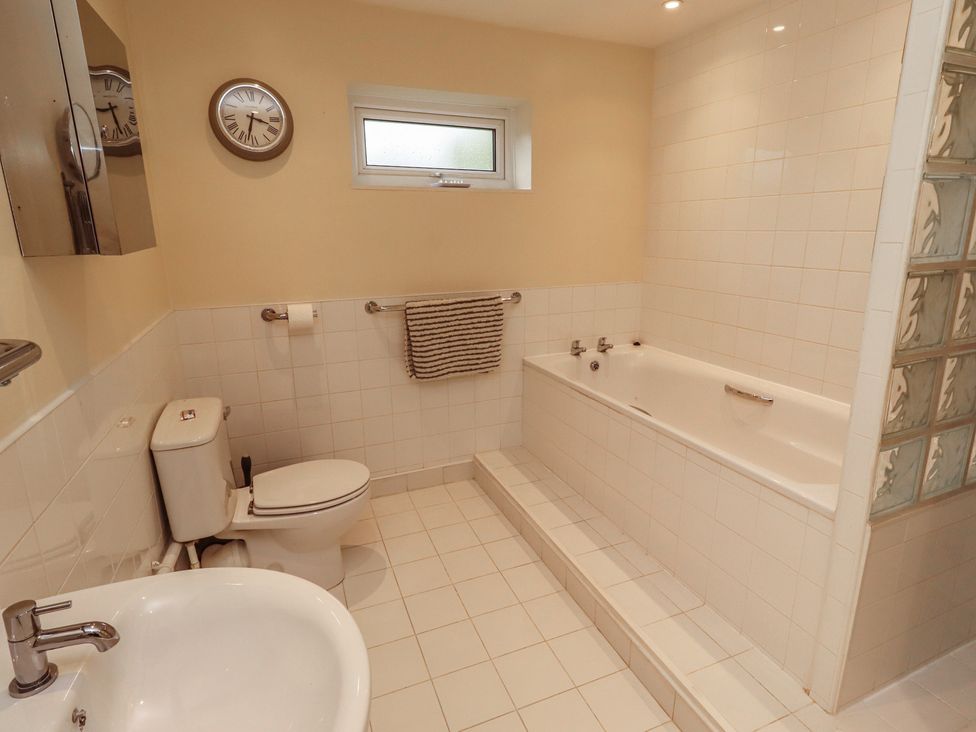 A bathroom with a bathtub, toilet, and sink at ASTA COTTAGE in Cresswell