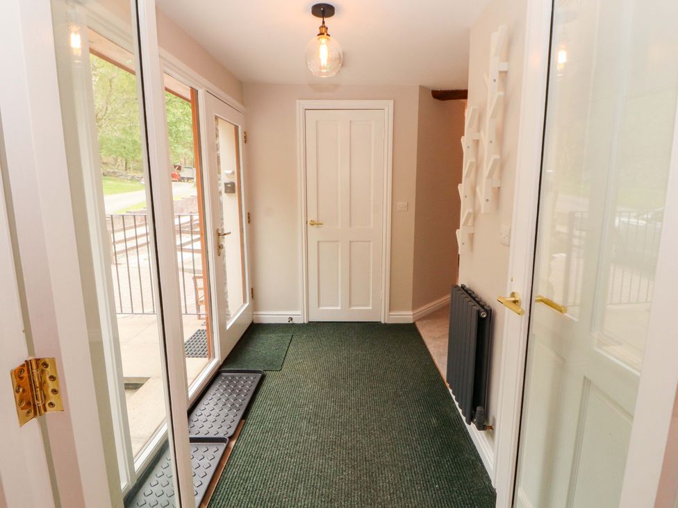 A hallway with entrance door and radiator at Swallow's Nest in Thornthwaite near Braithwaite