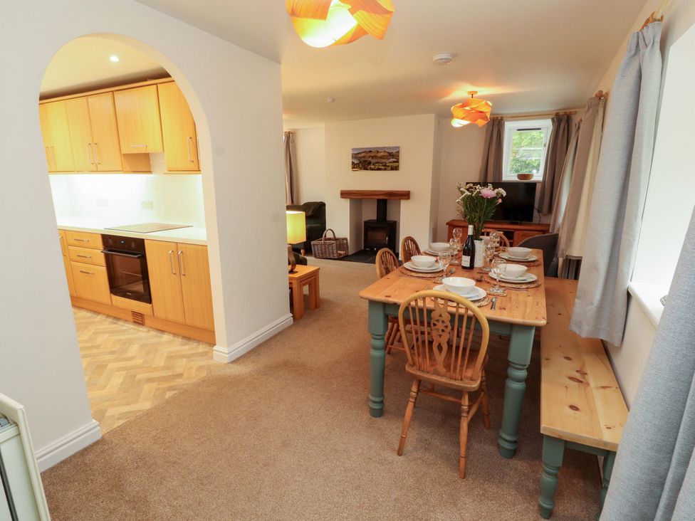 A dining room with a table and chairs at Swallow's Nest Thornthwaite near Braithwaite