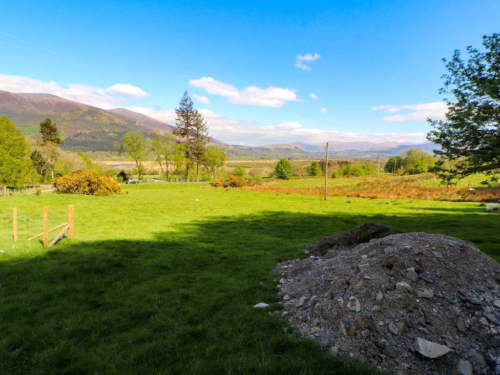 A landscape with grass and mountains at Swallow's Nest Thornthwaite near Braithwaite