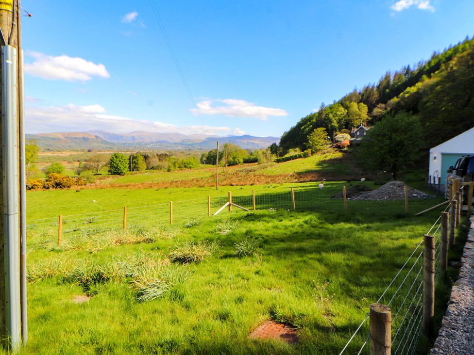 An outdoor area with grass and mountains in the background at Swallow's Nest Thornthwaite near Braithwaite