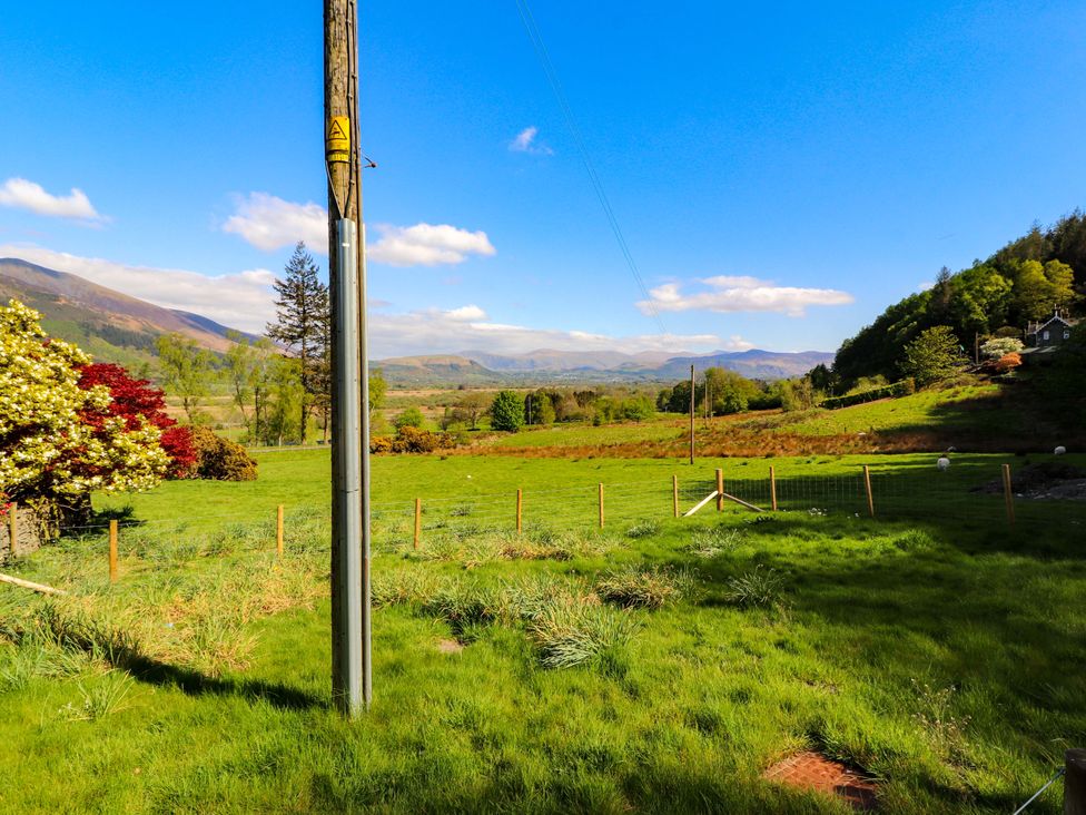A view of grassy field and mountains at Swallow's Nest Thornthwaite near Braithwaite