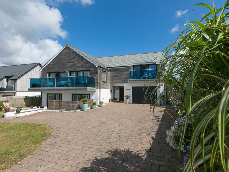 An outdoor area with a house and driveway at Sandbanks in Praa Sands