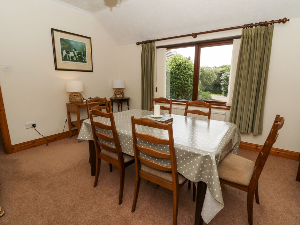 A dining room with a table and chairs at Kala in Spittal near Haverfordwest