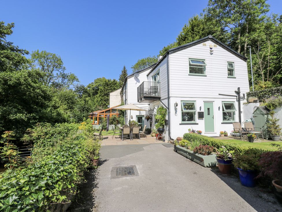 A house with patio furniture and garden at Springhead Cottage in Haworth