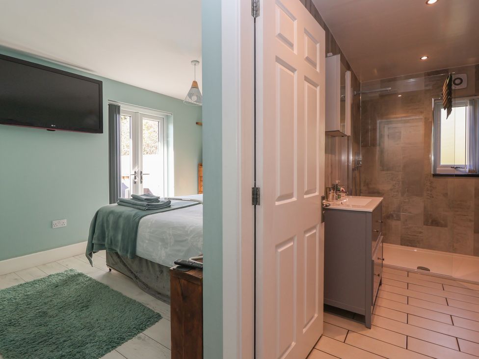 A bedroom with a bathroom attached at Meadowbank Lodge in Brandesburton