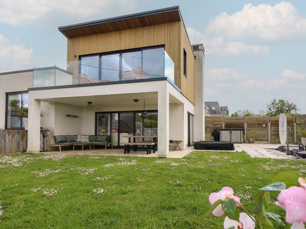 A house with a patio and furniture at Aquanaut in Gurnard