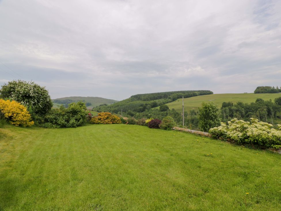 A garden with grass and shrubs at Townhead of Auchenbainzie near Thornhill