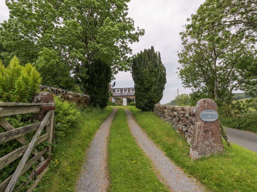 A driveway leading to Townhead of Auchenbainzie near Thornhill
