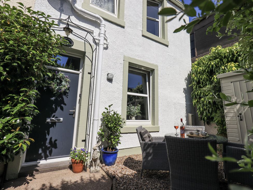 An outdoor area with seating and plants at Hideaway Cottage in Penrith