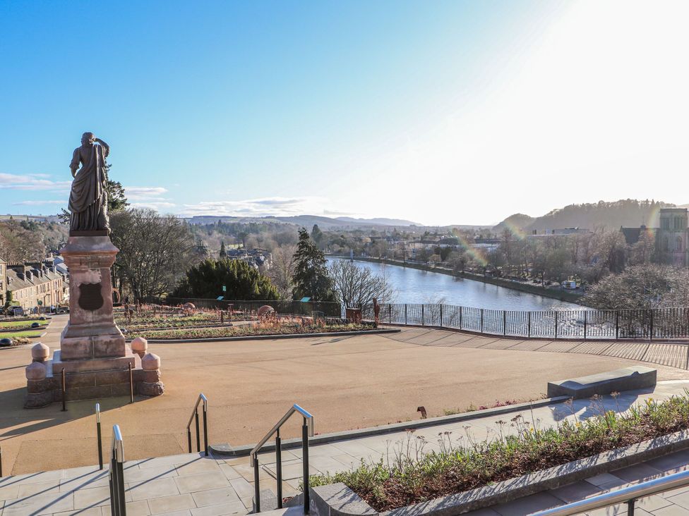 A view of a statue overlooking a river at Mary Ann Apartment in Inverness