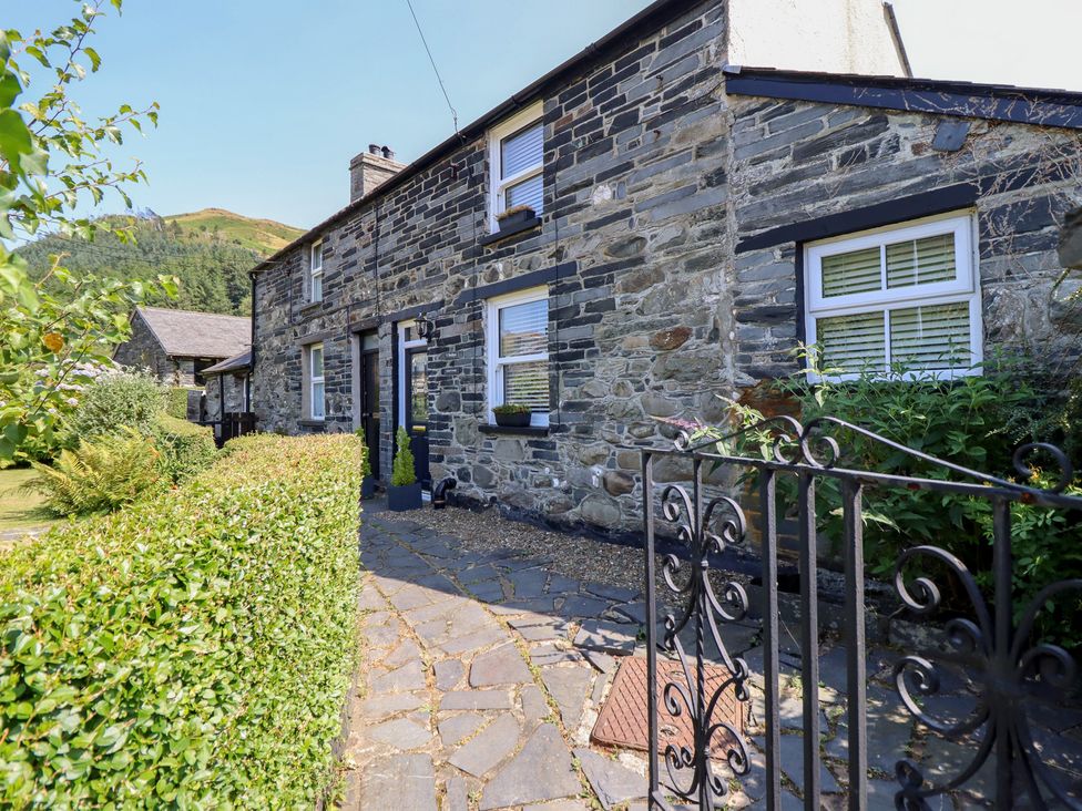 A stone house with garden and pathway at Arthur’s Cottage in Abergynolwyn near Tywyn
