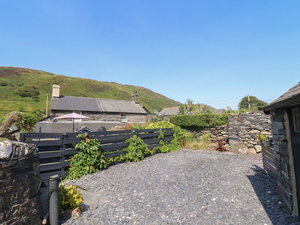 A garden area with gravel and plants at Arthur’s Cottage in Abergynolwyn near Tywyn
