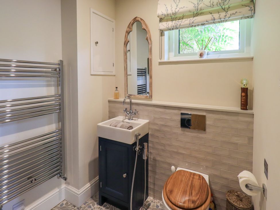 A bathroom with a sink and toilet at Fern Bank in Penrith
