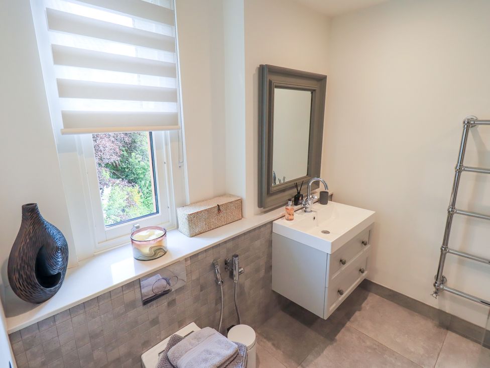 A bathroom with a sink and toilet at Fern Bank in Penrith