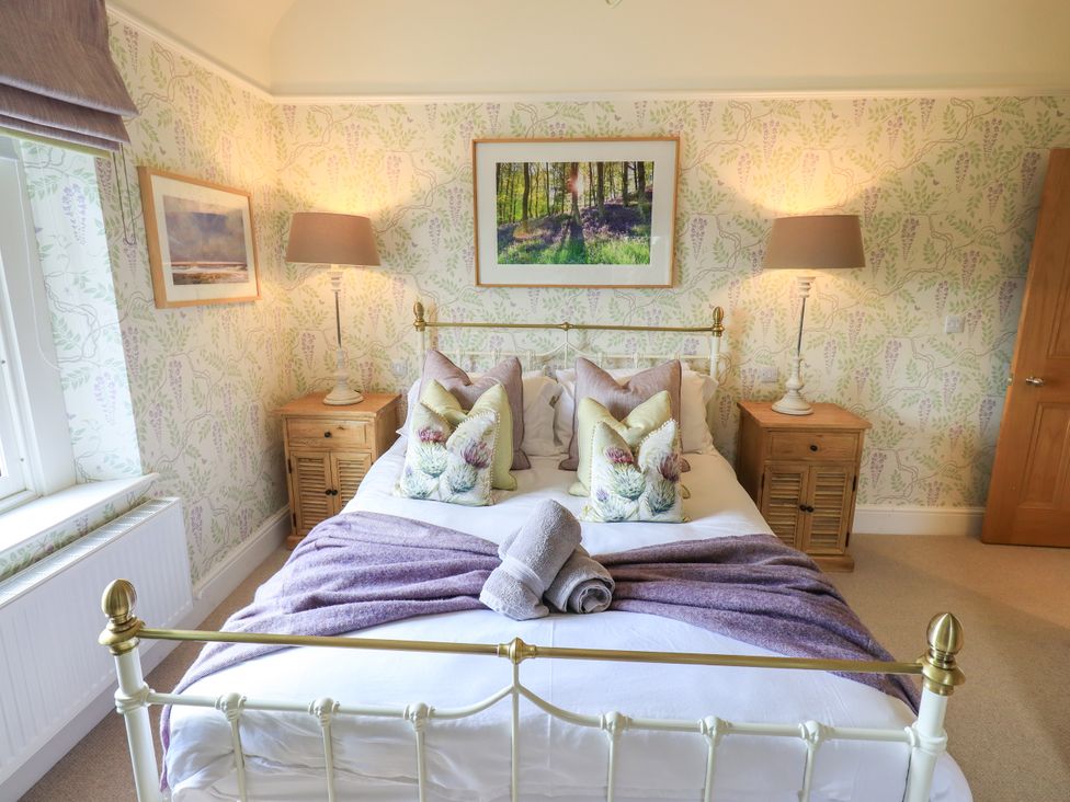 A bedroom with a bed and decorative pillows at Fern Bank in Penrith