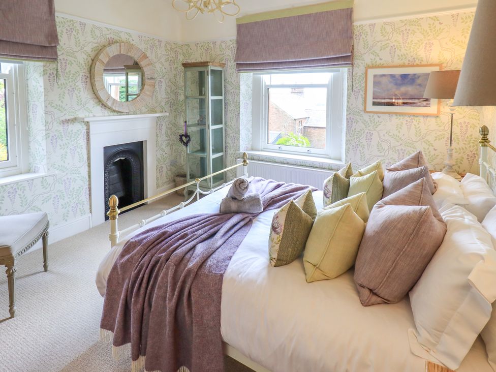 A bedroom with a bed and decorative pillows at Fern Bank in Penrith