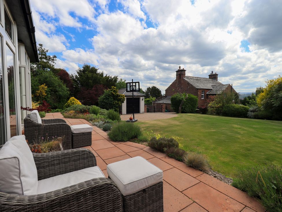 A garden with seating and a basketball hoop at Fern Bank Penrith