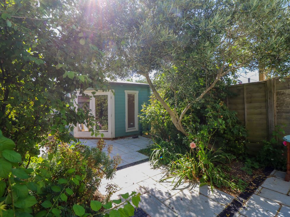 A garden with a shed and trees at Merrilees in Yarmouth