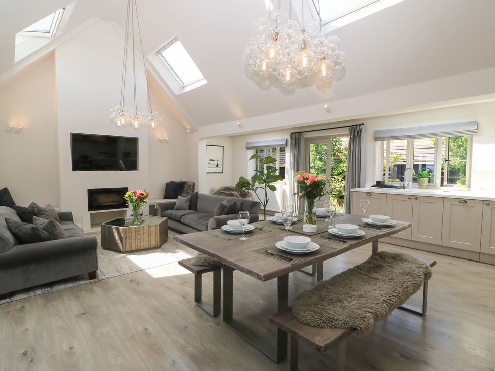 A living room with a dining area and kitchen at 12 Manor Farm Close Kingham