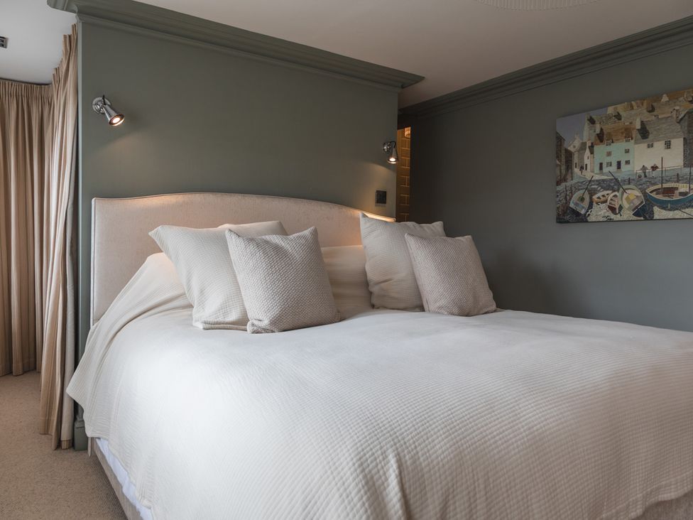 A bedroom with a bed and decorative pillows at George House, Dartmouth