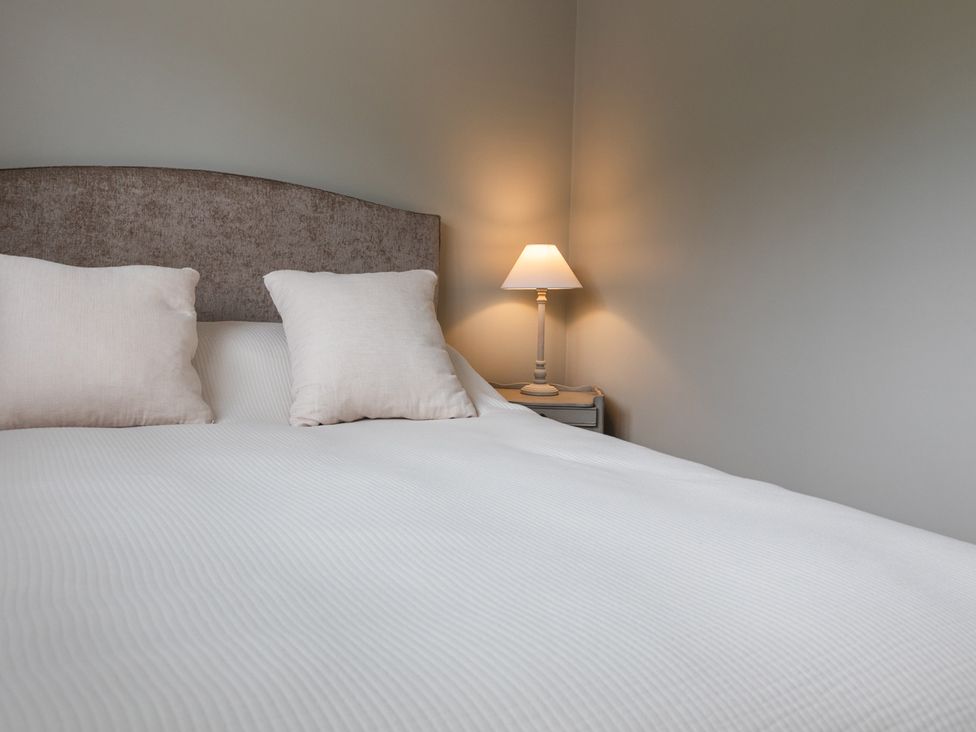 A bedroom with a bed and a lamp at George House Dartmouth