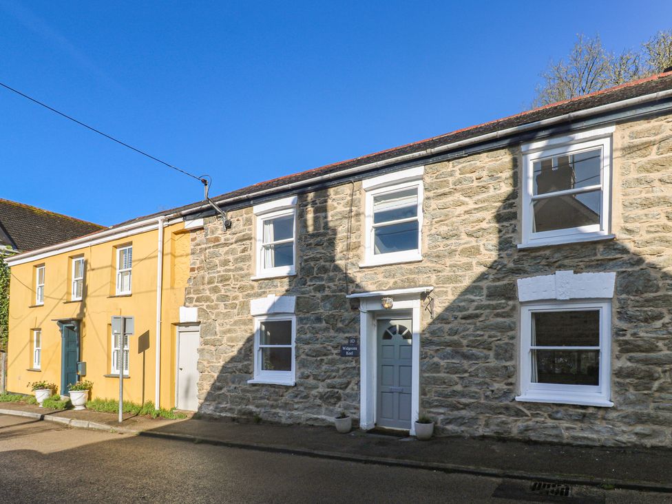 A stone house with windows and a door at Widgeons Keel in Flushing