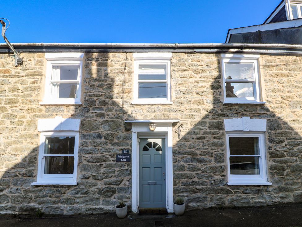 A house exterior with stone walls and windows at Widgeons Keel in Flushing