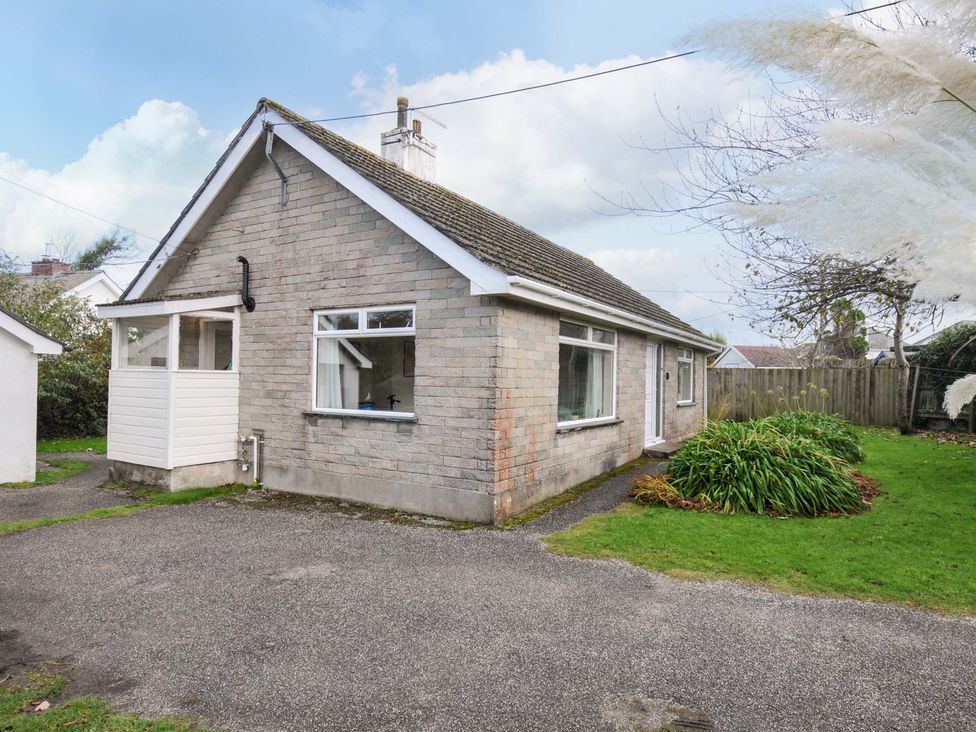A house with a garden and driveway at Avoca in Rock