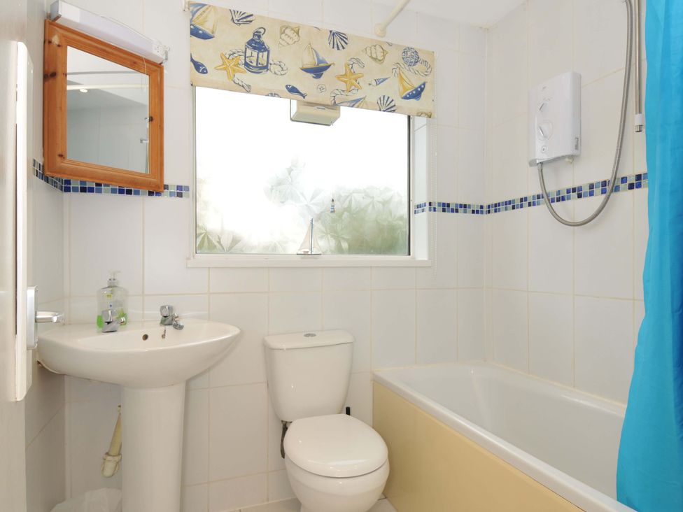 A bathroom with a sink, toilet, and bathtub at Avoca in Rock