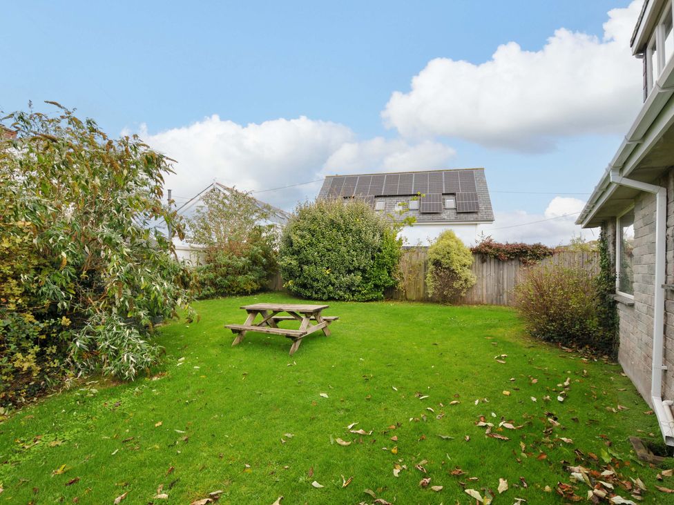 A garden with a picnic table and trees at Avoca in Rock