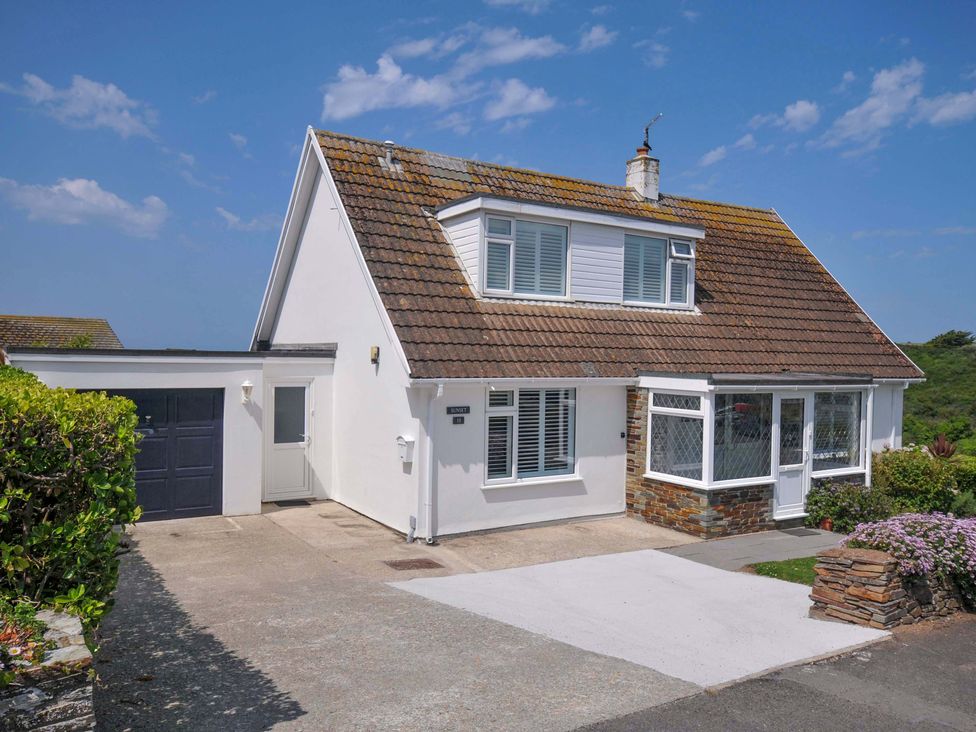 A house with a garage and garden at Sunset in Polzeath