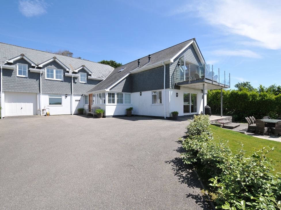 An outdoor area with a house and garage at Farlands Daymer Bay