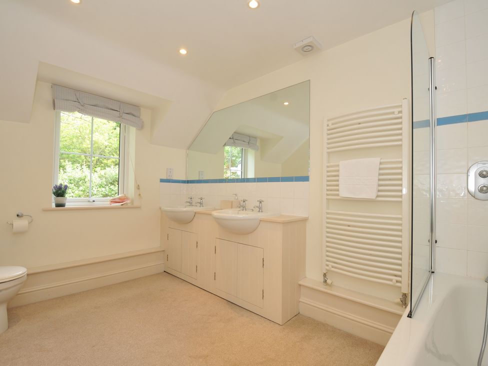 A bathroom with two sinks and a bathtub at Farlands in Daymer Bay