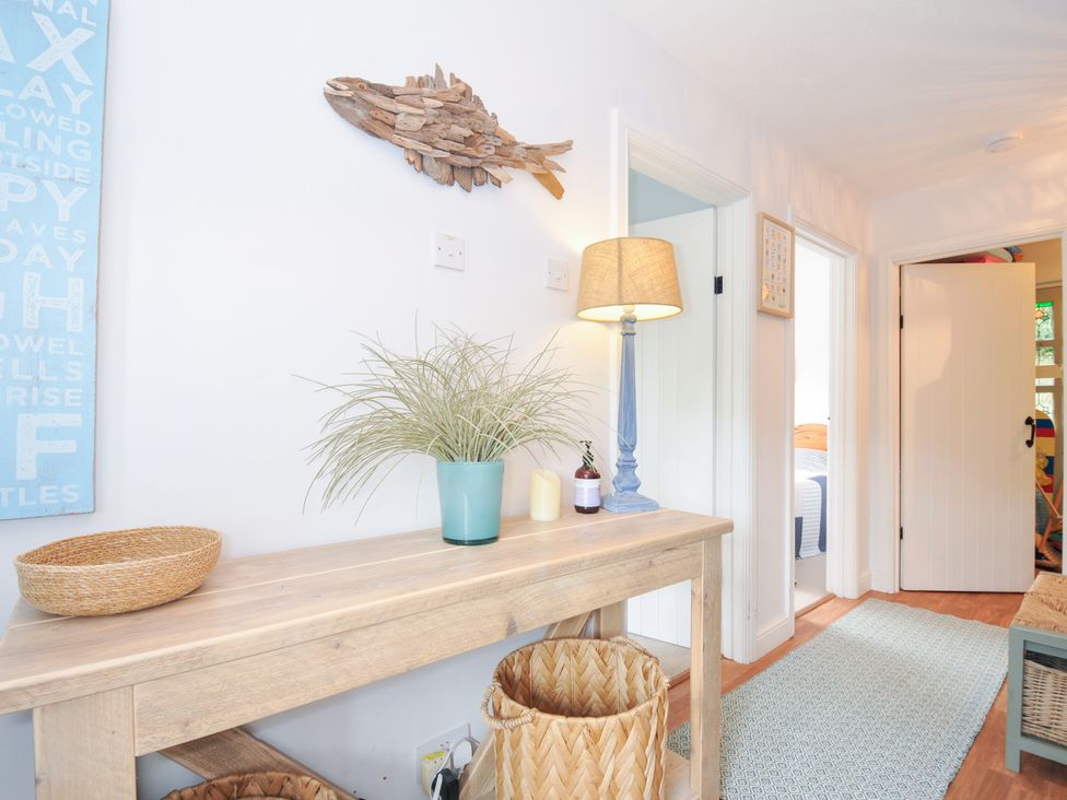 A hallway with a fish decoration and a lamp at Rocklings in Rock