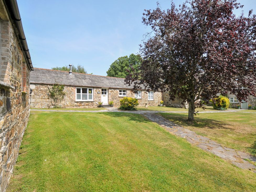 A bungalow with grass and trees at Mill Pond in Rock