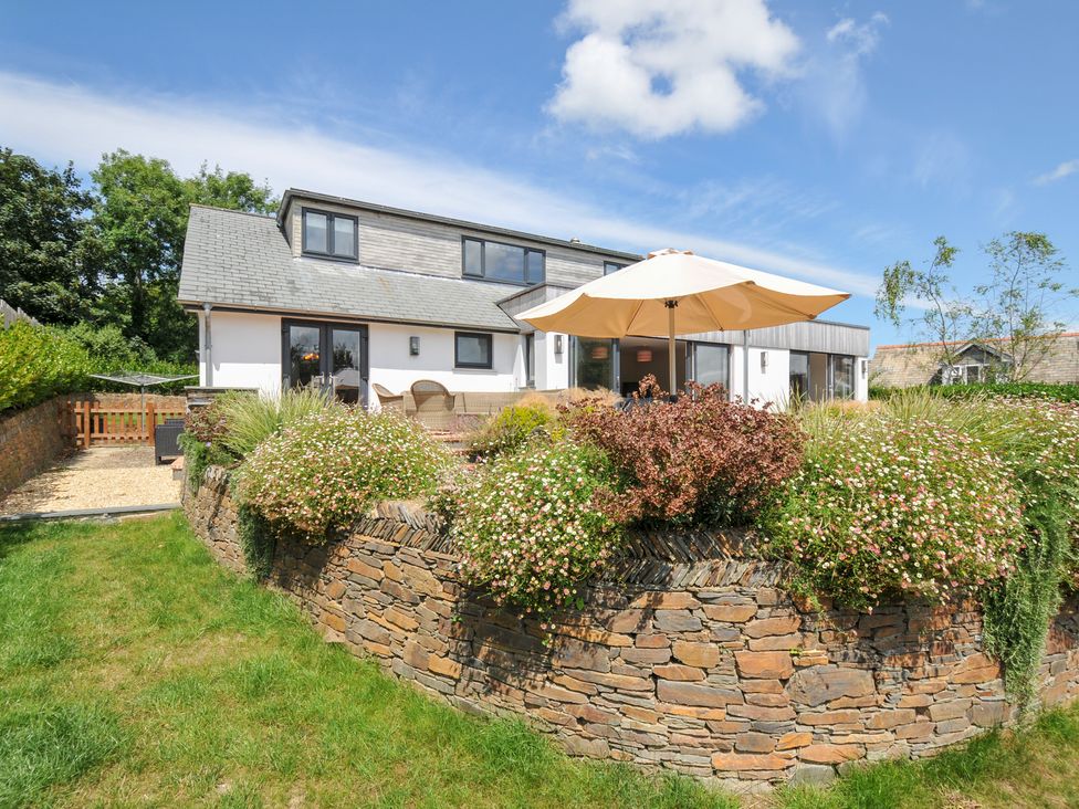 A house with a garden and an umbrella at Porthilly Brook in Rock