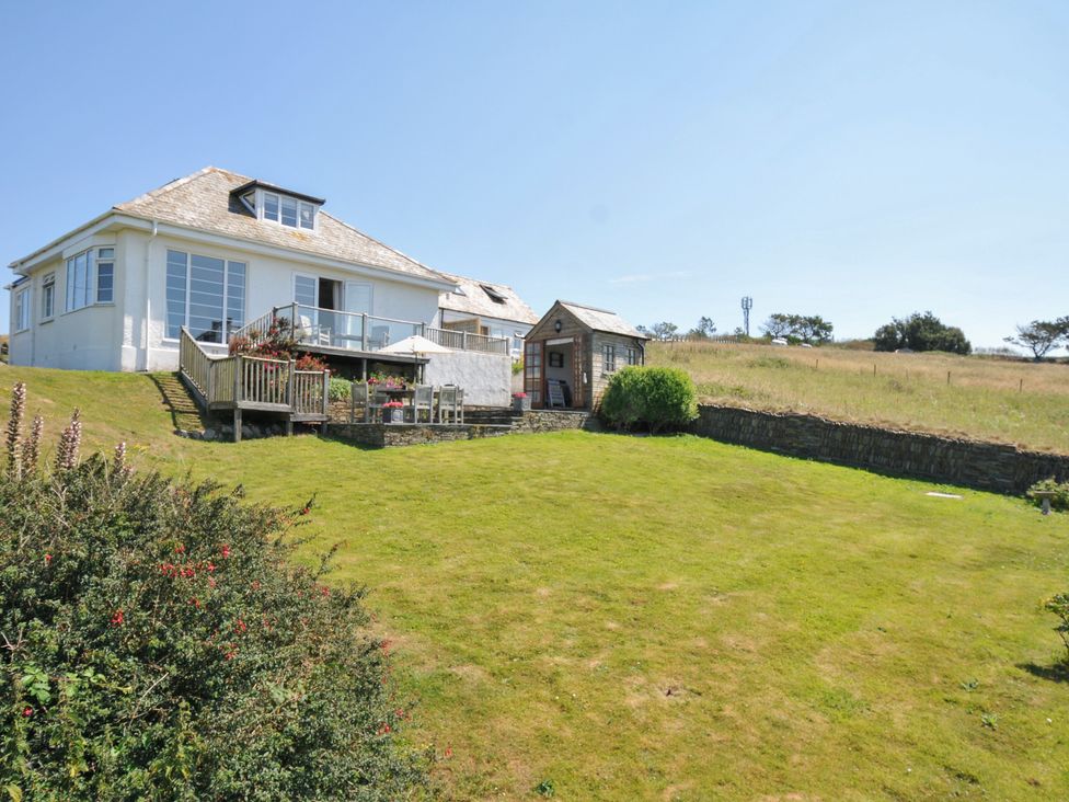 A house with a garden and deck at Cartway Cove in Port Isaac