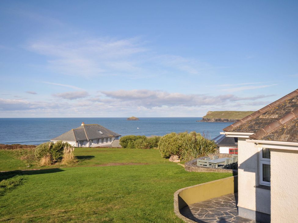 An outdoor view of the sea and a house at Upper Gren in Trebetherick
