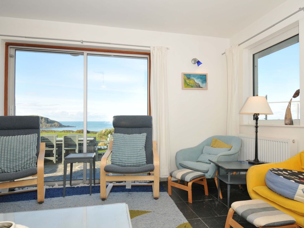 A living room with chairs and a table at Upper Gren in Trebetherick