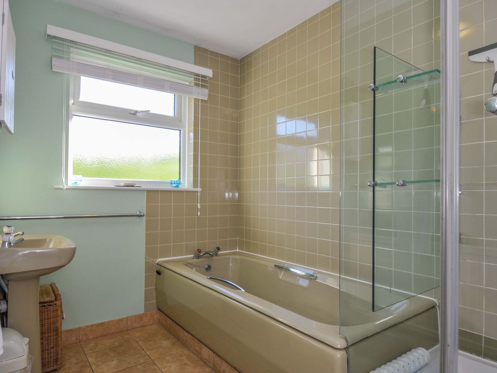 A bathroom with a bathtub and sink at Upper Gren in Trebetherick