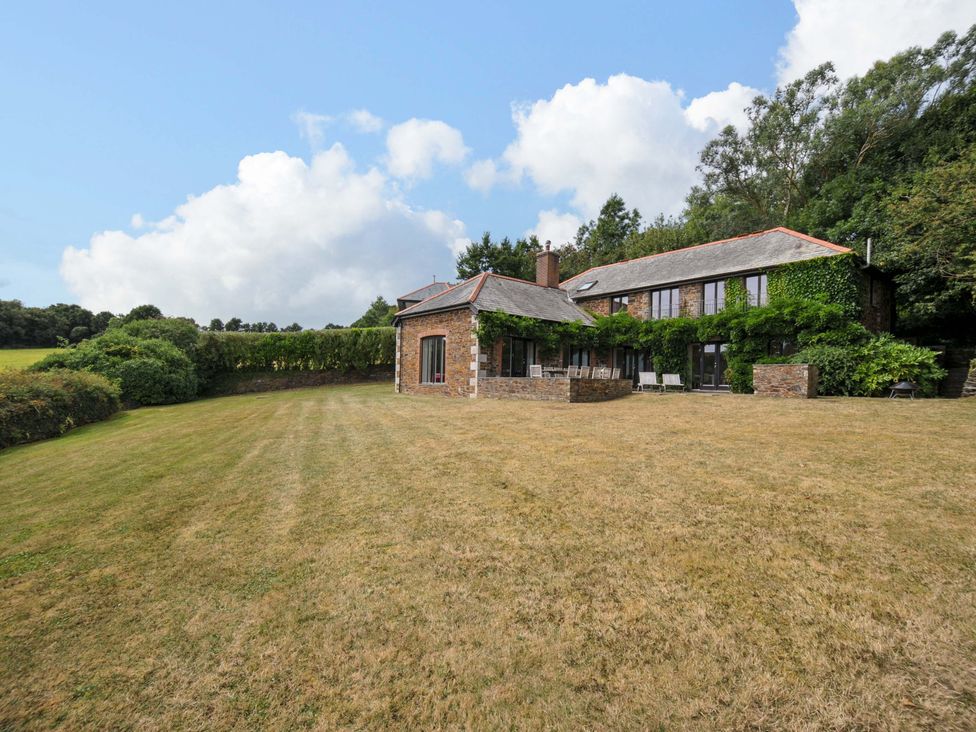 An house surrounded by garden at The Old Granary in Rock