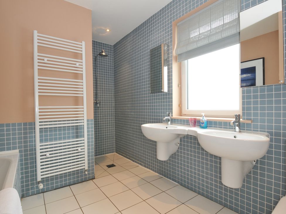 A bathroom with sinks and mirrors at The Point in Polzeath