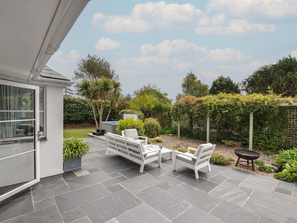 An outdoor area with seating and plants at Cherrytrees in Rock