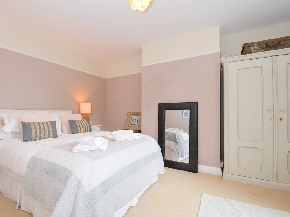 A bedroom with a bed and a wardrobe at Sandy Lodge Rock
